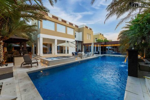 Villa à vendre à  Dubai, EAU 5 chambres, 799 m2 № 662407 - photo 1