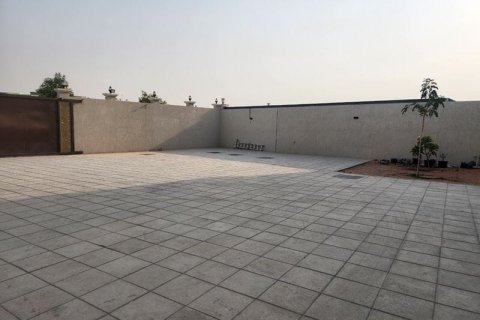 Vila v Nadd Al Sheba, Dubai, SAE 5 spální, 557 m2 č. 740635 - Fotografia 3