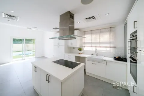 Villa in Meadows, Dubai, UAE 5 bedrooms, 391 sq.m. № 738119 - photo 8