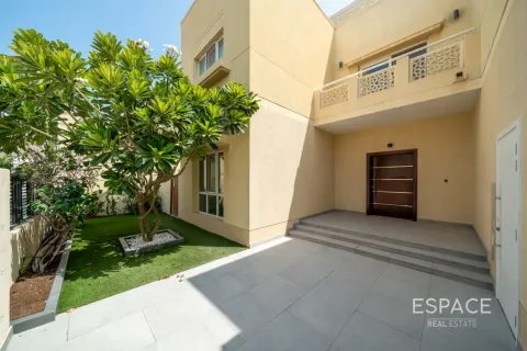 Villa in Meadows, Dubai, UAE 5 bedrooms, 391 sq.m. № 738119 - photo 2