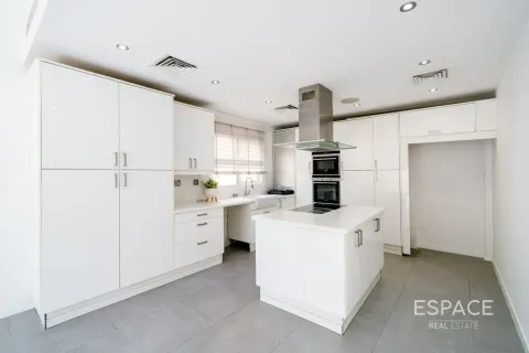 Villa in Meadows, Dubai, UAE 5 bedrooms, 391 sq.m. № 738119 - photo 7