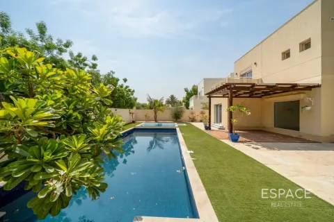 Villa in Meadows, Dubai, UAE 5 bedrooms, 391 sq.m. № 738119 - photo 1