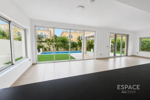 Villa in Jumeirah Park, Dubai, UAE 4 bedrooms, 455 sq.m. № 738124 - photo 2