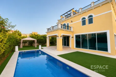 Villa in Jumeirah Park, Dubai, UAE 4 bedrooms, 455 sq.m. № 738124 - photo 1