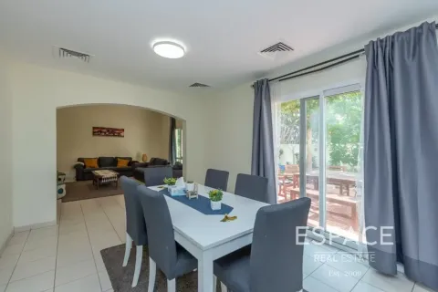 Villa in Meadows, Dubai, UAE 4 bedrooms, 339 sq.m. № 738123 - photo 7