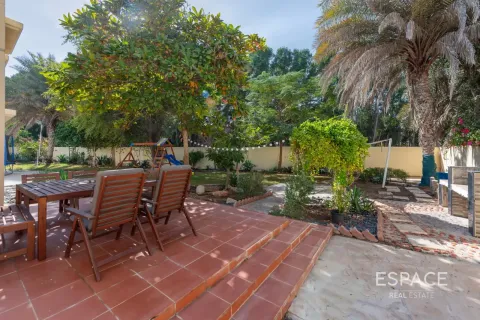 Villa in Meadows, Dubai, UAE 4 bedrooms, 339 sq.m. № 738123 - photo 2