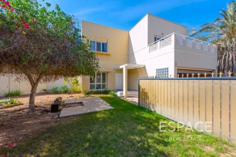 Villa in Meadows, Dubai, UAE 4 bedrooms, 339 sq.m. № 738123 - photo 1