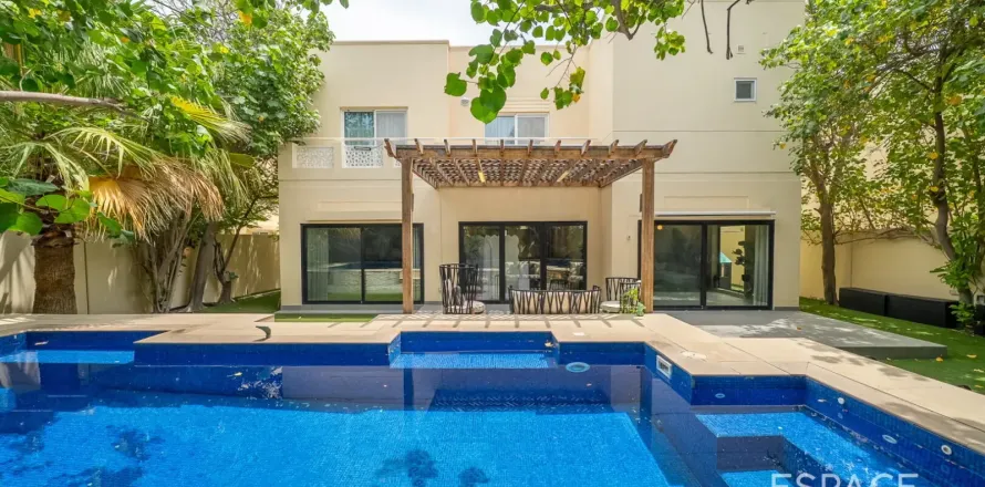 Villa a Meadows, Dubai, EAU 5 camere da letto, 390 mq. № 737893