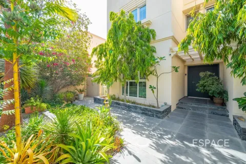 Vila v The Lakes, Dubai, SAE 5 spální, 353 m2 č. 737891 - Fotografia 18