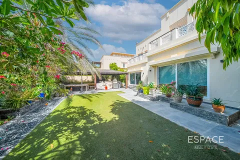 Vila v The Lakes, Dubai, SAE 5 spální, 353 m2 č. 737891 - Fotografia 1