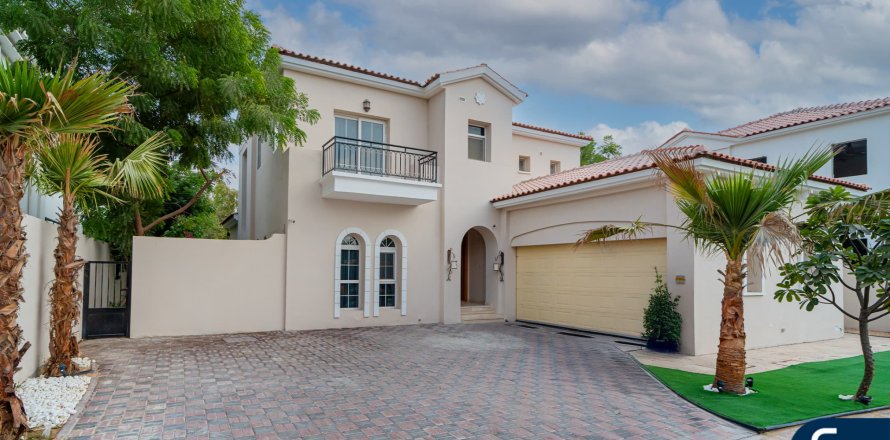 Villa asukohaga Jumeirah Golf Estates, Dubai, AÜE: 4 magamistoaga, 419 m² Nr 667757