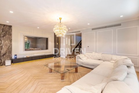 Townhouse in Jumeirah, Dubai, UAE 4 bedrooms, 397.9 sq.m. № 755895 - photo 6