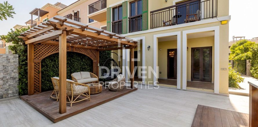 Townhouse in Jumeirah, Dubai, UAE 4 bedrooms, 397.9 sq.m. № 755895