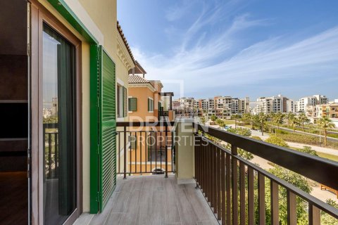 Townhouse in Jumeirah, Dubai, UAE 4 bedrooms, 397.9 sq.m. № 755895 - photo 2