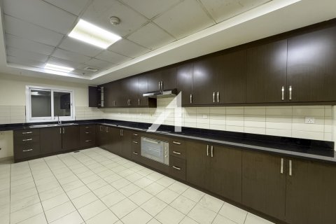 Appartement te huur in Dubai, VAE 3 slaapkamers, 218.4 vr.m., nr 669614 - foto 2