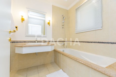Villa in Palm Jumeirah, Dubai, UAE 4 bedrooms, 470 sq.m. № 713656 - photo 16