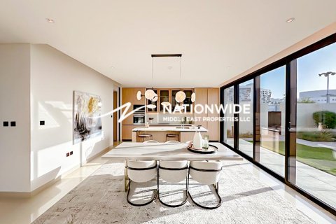 Vila u Abu Dhabi, UAE 4 spavaćih soba, 720 m2 Br. 659775 - fotografija 3