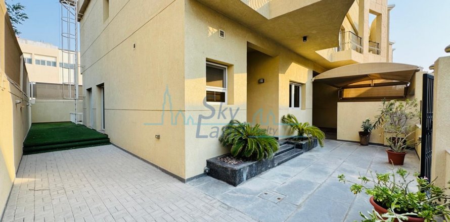 Vilë në Jumeirah, Dubai, Emiratet e Bashkuara Arabe 5 dhoma gjumi, 418.1 m2. № 636735