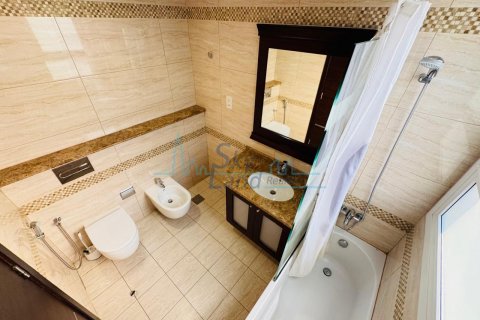 Vilë në Jumeirah, Dubai, Emiratet e Bashkuara Arabe 5 dhoma gjumi, 418.1 m2. № 636735 - Foto 21