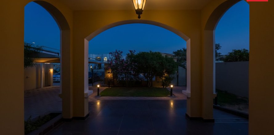 Villa à Al Barsha, Dubai, EAU: 5 chambres, 1394 m2 № 699748