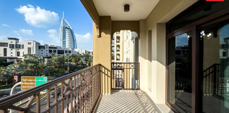 Apartment in Umm Suqeim, Dubai, UAE 3 bedrooms, 175.3 sq.m. № 689430