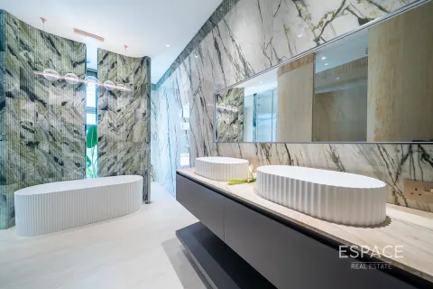 Villa in Jumeirah Islands, Dubai, UAE 5 bedrooms, 526 sq.m. № 661040 - photo 11