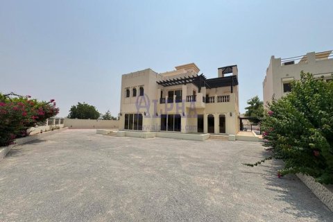 Vilă de închiriat în Al Hamra Village, Ras Al Khaimah, EAU 5 dormitoare, 944.8 mp.  №703172 - poză 3
