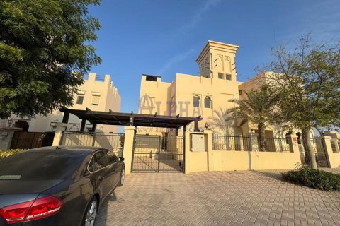 Vilă de închiriat în Al Hamra Village, Ras Al Khaimah, EAU 5 dormitoare, 944.8 mp.  №703172 - poză 2
