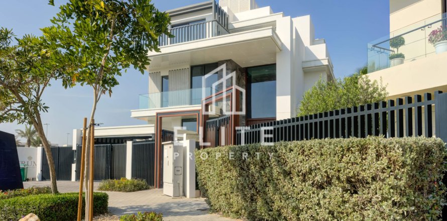 Villa in Dubai, UAE 7 bedrooms, 1021 sq.m. № 736014