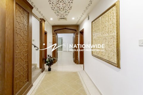 Villa in Abu Dhabi, UAE 3 bedrooms, 176 sq.m. № 629935 - photo 2