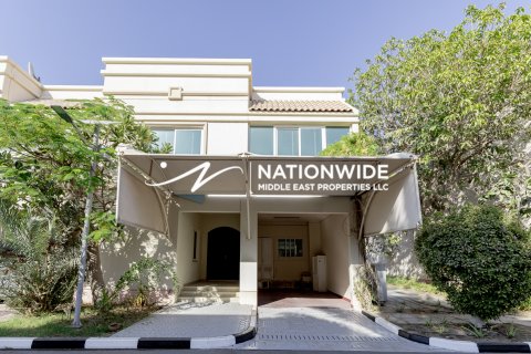 Villa in Abu Dhabi, UAE 3 bedrooms, 176 sq.m. № 629935 - photo 18