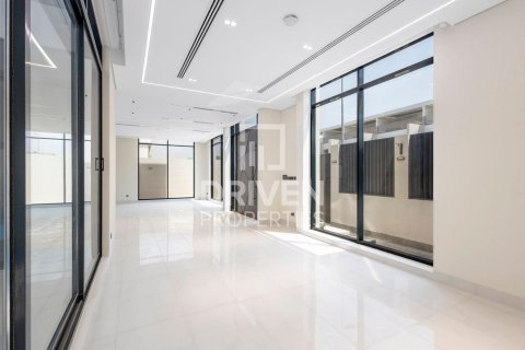 Vila v Nadd Al Sheba, Dubai, SAE 5 spální, 465 m2 č. 655560 - Fotografia 7