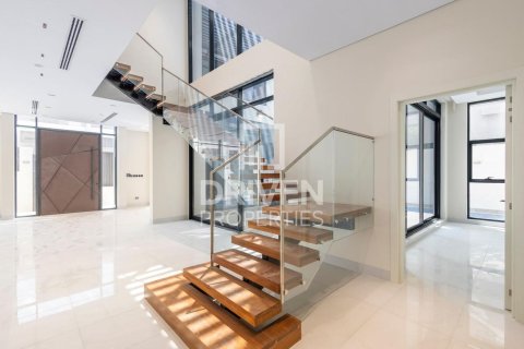 Vila v Nadd Al Sheba, Dubai, SAE 5 spální, 465 m2 č. 655560 - Fotografia 8