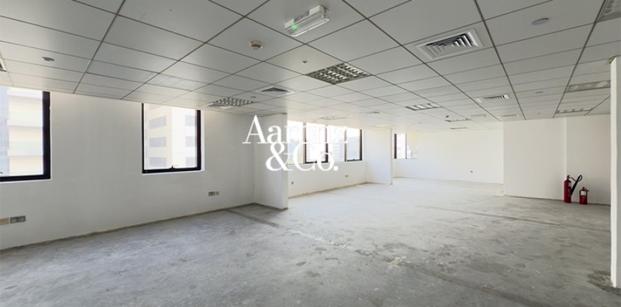 Zyrë në Dubai Investment Park, Emiratet e Bashkuara Arabe 4015 m2. № 718689