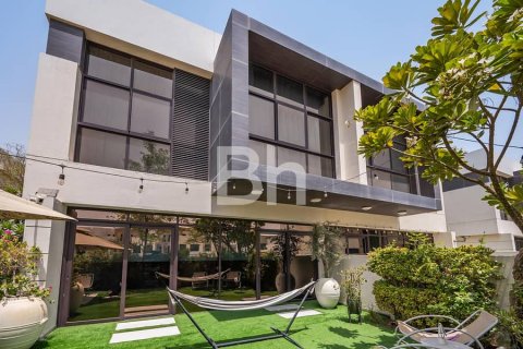 Снять в аренду виллу в DAMAC Hills (Akoya by DAMAC), Дубай, ОАЭ 3 спальни, 324м2, № 643342 - фото 2