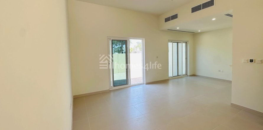 Kuća u nizu u gradu Dubai Land, Dubai, UAE 2 spavaće sobe, 162 m2 Br. 703076