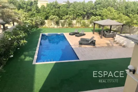 Villa in Jumeirah Park, Dubai, UAE 4 bedrooms, 455 sq.m. № 650204 - photo 1