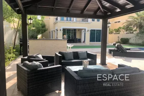 Villa in Jumeirah Park, Dubai, UAE 4 bedrooms, 455 sq.m. № 650204 - photo 2
