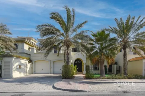 Villa in Palm Jumeirah, Dubai, UAE 4 bedrooms, 465 sq.m. № 650203 - photo 1