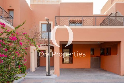 Villa en alquiler en Abu Dhabi, EAU 4 dormitorios, 273 m2 № 644683 - foto 1