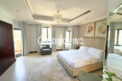Villa para arrendamento em Palm Jumeirah, Dubai, EAU 5 quartos, 622 m2 № 680690 - foto 2
