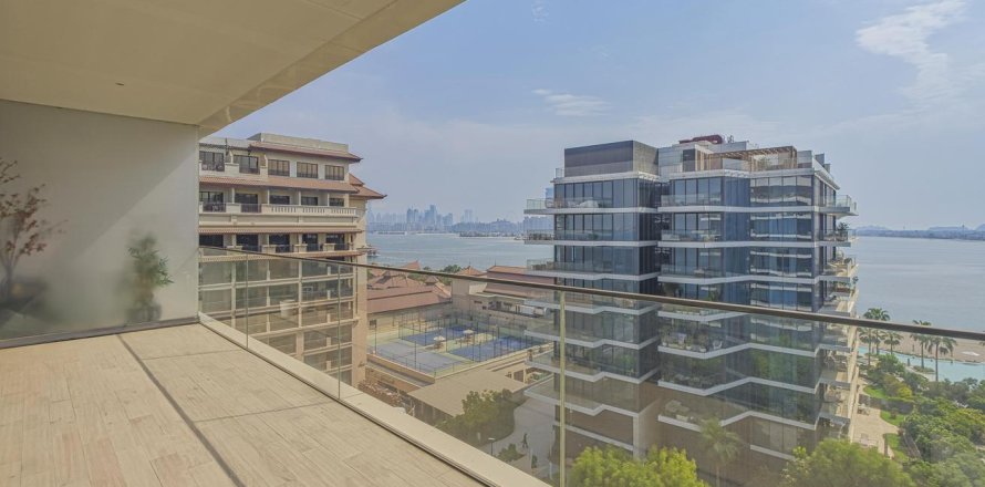 Apartment in Palm Jumeirah, Dubai, UAE 2 bedrooms, 137 sq.m. № 647408