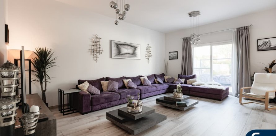 Villa in The Lakes, Dubai, VAE 3 slaapkamers, 256 vr.m. nr 688755