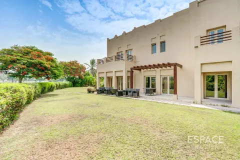 Vila u Meadows, Dubai, UAE 5 spavaćih soba, 571 m2 Br. 738203 - fotografija 1