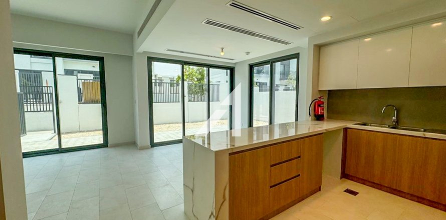 Townhouse in Dubai Land, UAE 4 bedrooms, 245 sq.m. № 688474