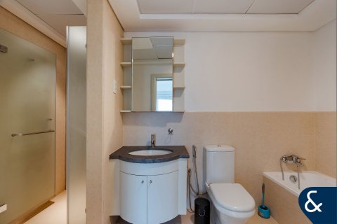 Apartmen di TRAVO di The Views, Dubai, UAE 1 bilik tidur, 77 meter persegi № 698339 - foto 12