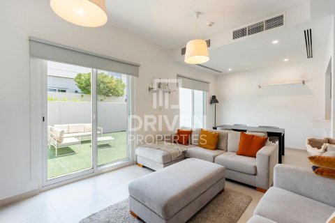 Townhouse in Dubai Land, Dubai, UAE 3 bedrooms, 179 sq.m. № 654306 - photo 2