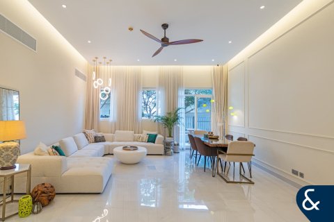 Huoneisto Motor City, Dubai, Arabiemiraatit 3 makuuhuonetta, 198 m2 № 688655