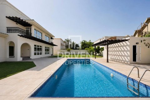 Villa à louer à Al Barsha, Dubai, EAU 5 chambres, 1394.01 m2 № 754170 - photo 2