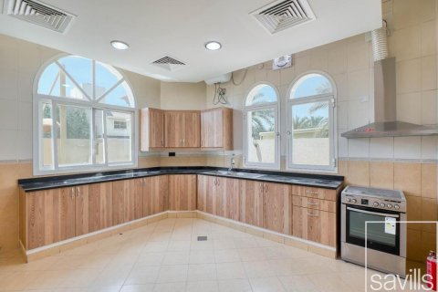 Villa in Umm Suqeim, Dubai, UAE 5 bedrooms, 1848.03 sq.m. № 747860 - photo 4